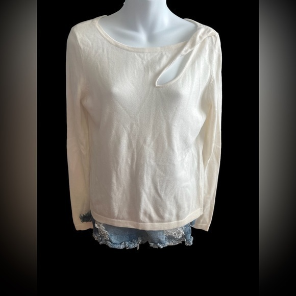 ‎ WHBM size medium Cream crewneck pullover Sweater - Picture 1 of 4